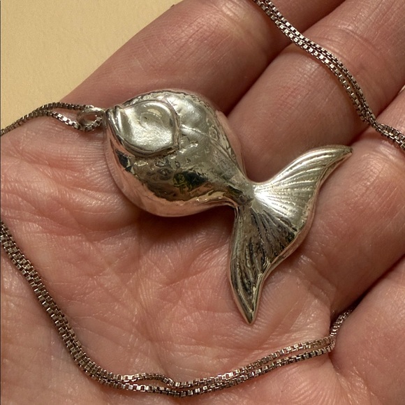 Beautiful Sterling Silver 925 Fish Pendant Necklace chain size 16’ - Picture 7 of 17